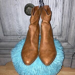 BRAND NEW WOMANS BOOTS  SIZE 10! NWT! SMOKE FREE HOME!